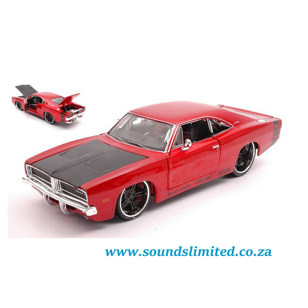 Maisto 32537 Classic Muscle 1969 Dodge Charger R/T 1/25 with Matte Black Hood Red