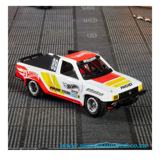Hot Wheels Elite 64 1989 Toyota HiLux Stadium Truck HWR90