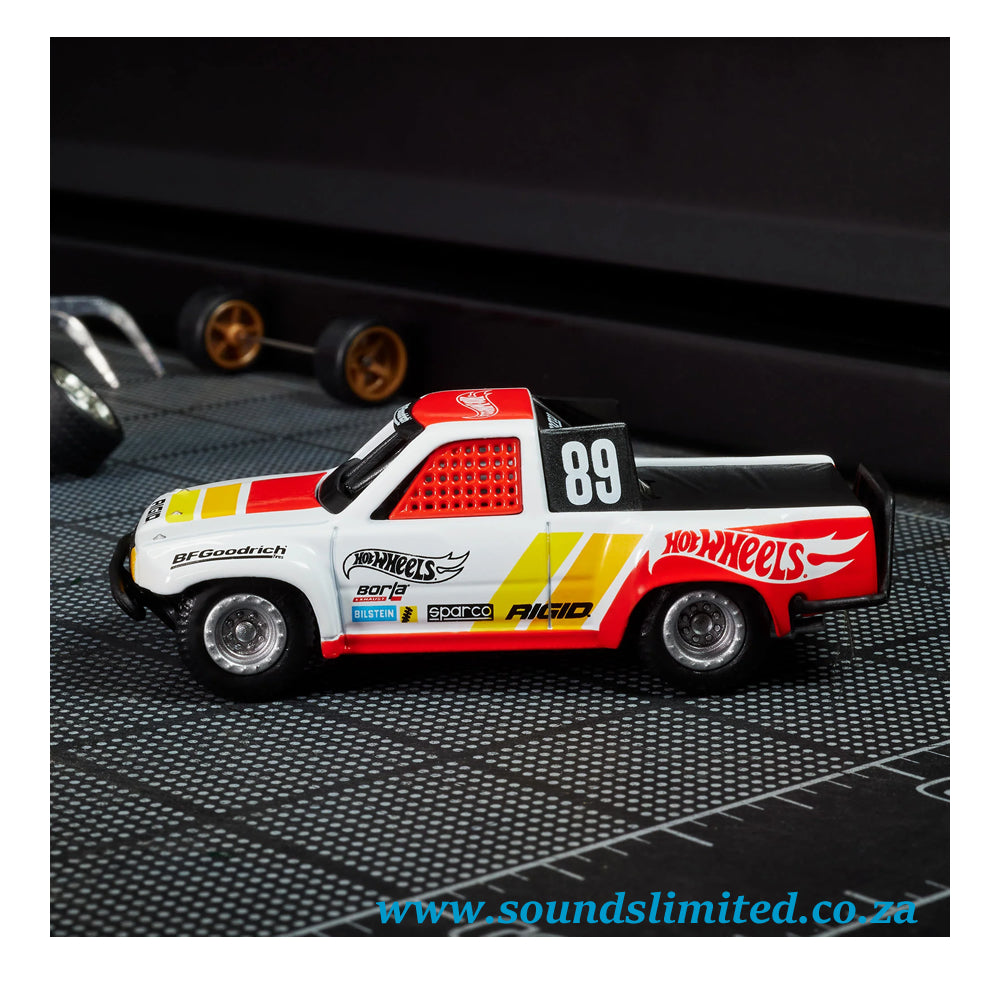 Hot Wheels Elite 64 1989 Toyota HiLux Stadium Truck HWR90