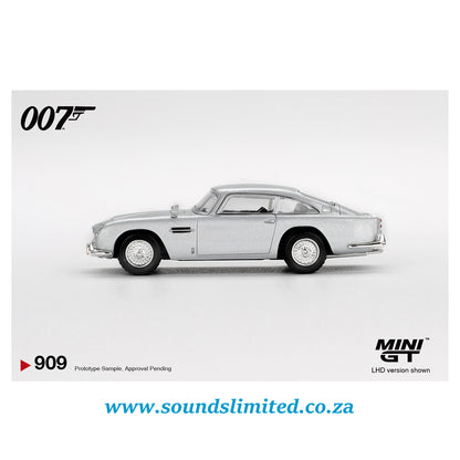 Mini GT #909 Aston Martin DB5 “Casino Royale”